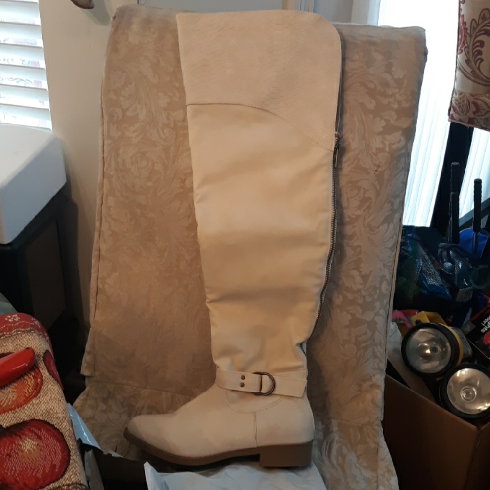 New Cream Knee-High Fashion Boots 🤍